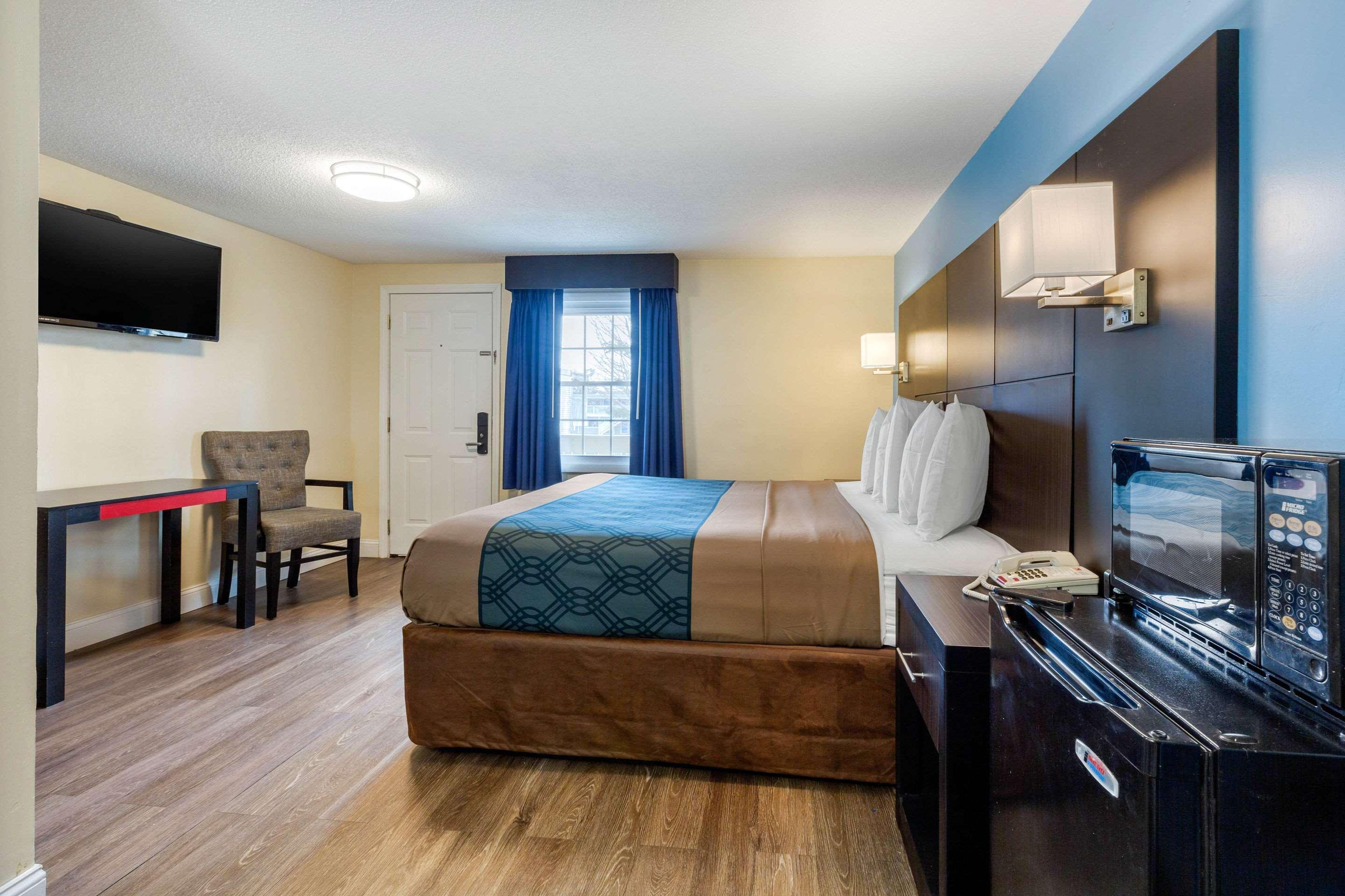 Econo Lodge By Choice - Cape Cod West Yarmouth Bagian luar foto