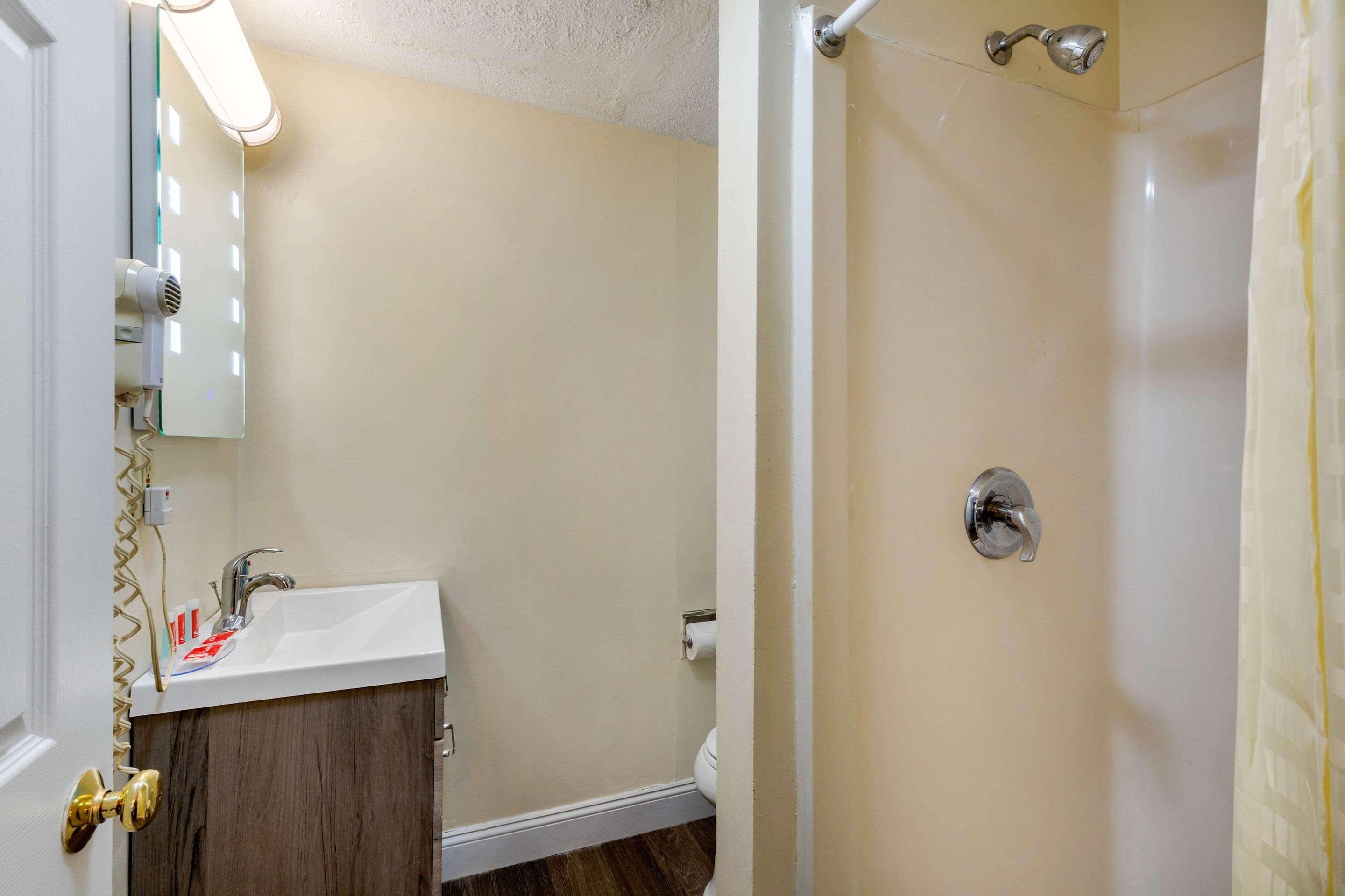 Econo Lodge By Choice - Cape Cod West Yarmouth Bagian luar foto